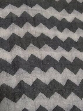 Babebay Gray White Muslin Baby Swaddle Blanket Boy Girl Chevron Zig Zag Pattern